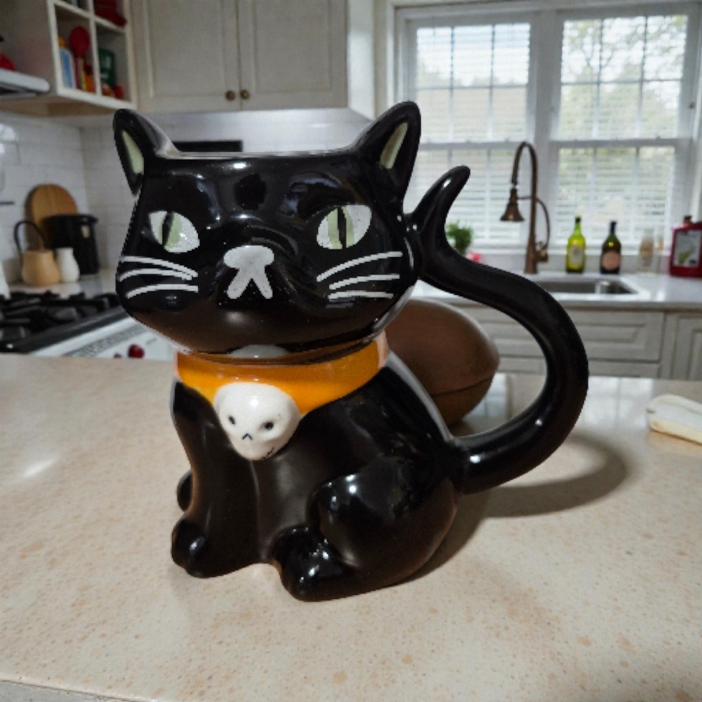Hyde & EEK! NWOT Black Cat 12fl oz Stoneware Mug
